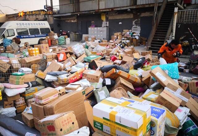 疯狂"双十一"后包裹堆积如山,快递员数天可挣数万!11月19日