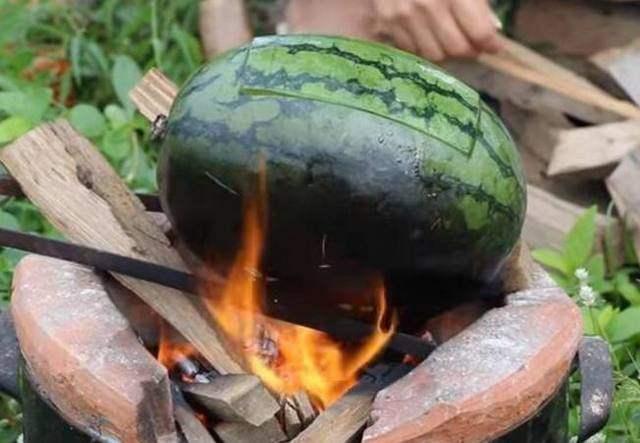 懒媳妇把西瓜放在火上烤,婆婆骂她败家,切开西瓜后婆婆尴尬了