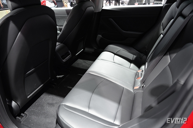 奔驰c级等热门中级车,model   3的后排空间就成了一个不可避免需