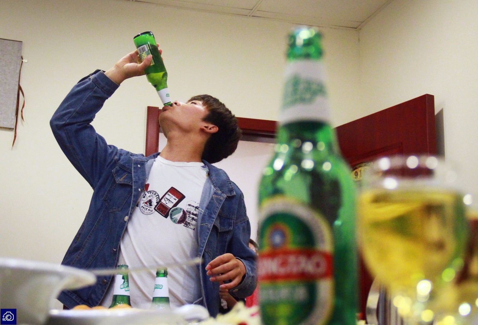 艺术系男生毕业聚餐整瓶酒一口气喝完,比女生哭得还痛