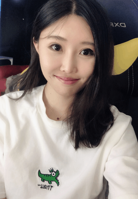 主播刘佳怡晒出1米5的大腿照可网友的评论点不在她的大腿上