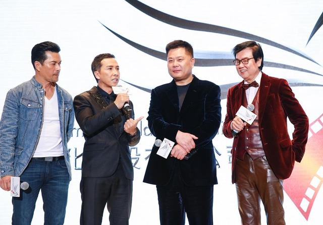 72岁黄百鸣全家照儿子帅气有才女儿嫁入豪门老来有遗憾