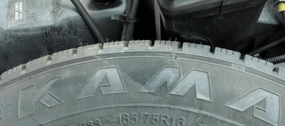 自媒体 正文 拉达全车配备的轮胎是kama牌,也包括在发动机舱里的备胎