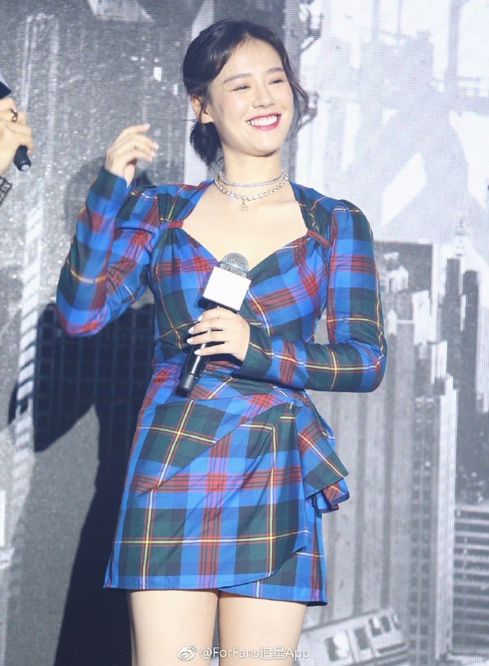 马思纯穿格子裙亮相橙红年代开播发布会皮肤白皙笑容灿烂