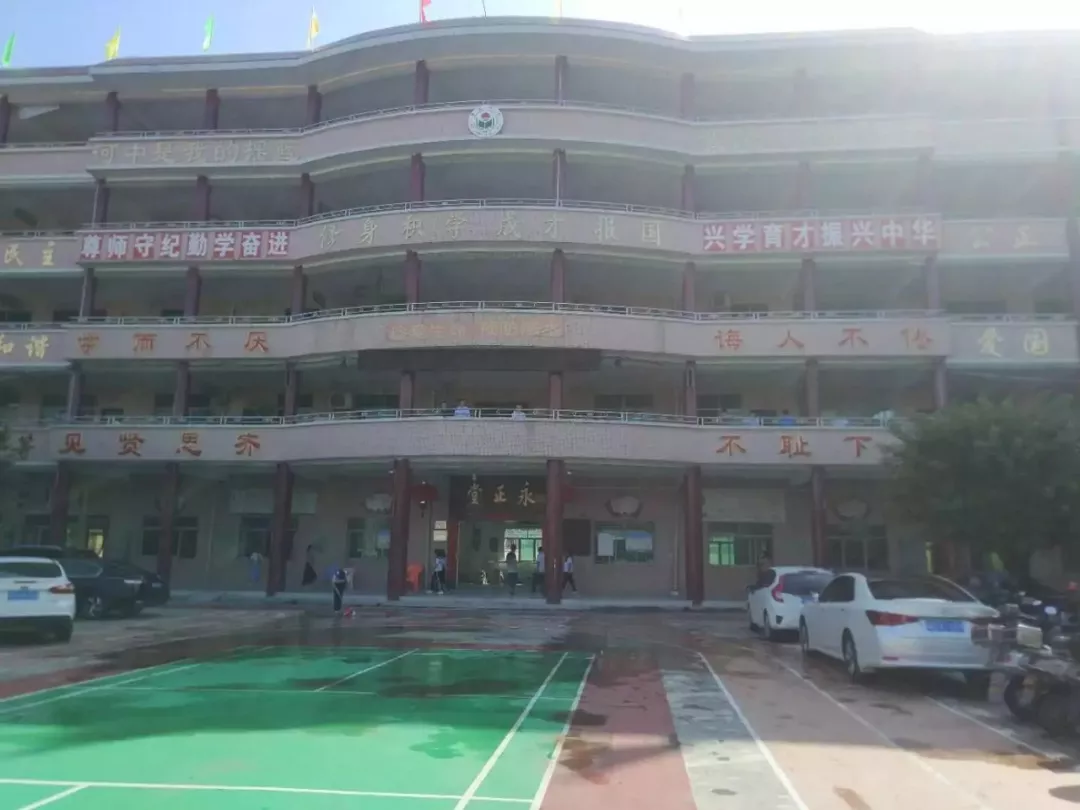 正文 铜盂镇河陇中学也一片忙碌,师生正在清理教室和操场.