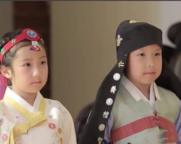 《大长今》女主演李英爱龙凤胎子女毕业照曝光,老公基因太强大