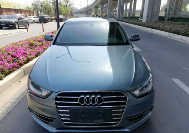 花12万买辆奥迪a4l代步,开回乡下跑婚庆,邻居投来羡慕的眼光