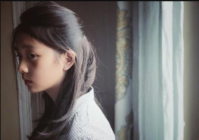 黄磊女儿多多疑似早熟,自拍照眼神忧郁,黄磊开始担心早恋问题!