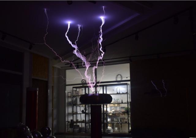 正文                 刘豪民从初中开始就对人造闪电产生了兴趣,高中