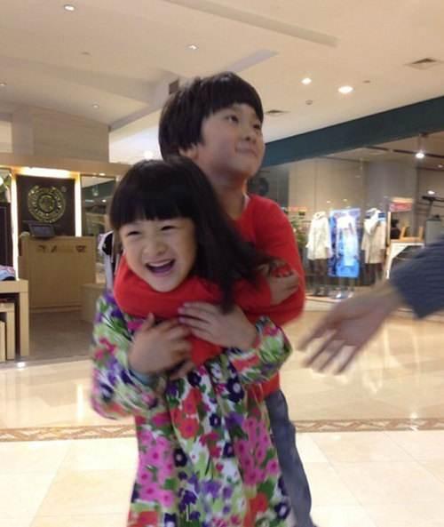 小亮仔坐天天妹妹婴儿车,还让妹妹推着走,网友笑问拿错剧本了?