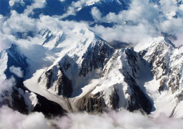 我国最美的六大冰川景观有的形成了冰瀑布有的孕育了冰溶洞