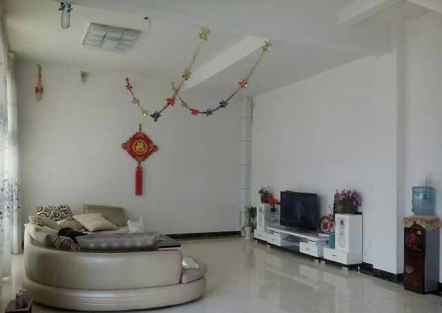 客厅,装修很简单,白墙,一张沙发,然后就是电视柜了,农村的房子差不多