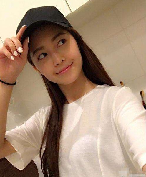 日本女学生来中国游玩,在水果店买了3个西瓜,