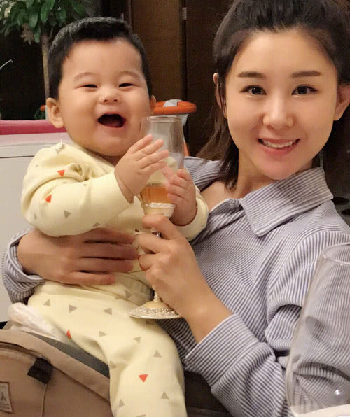 李小萌的儿子去年出生,别看李小萌怀孕时肚子不怎么大,但孩子出生后