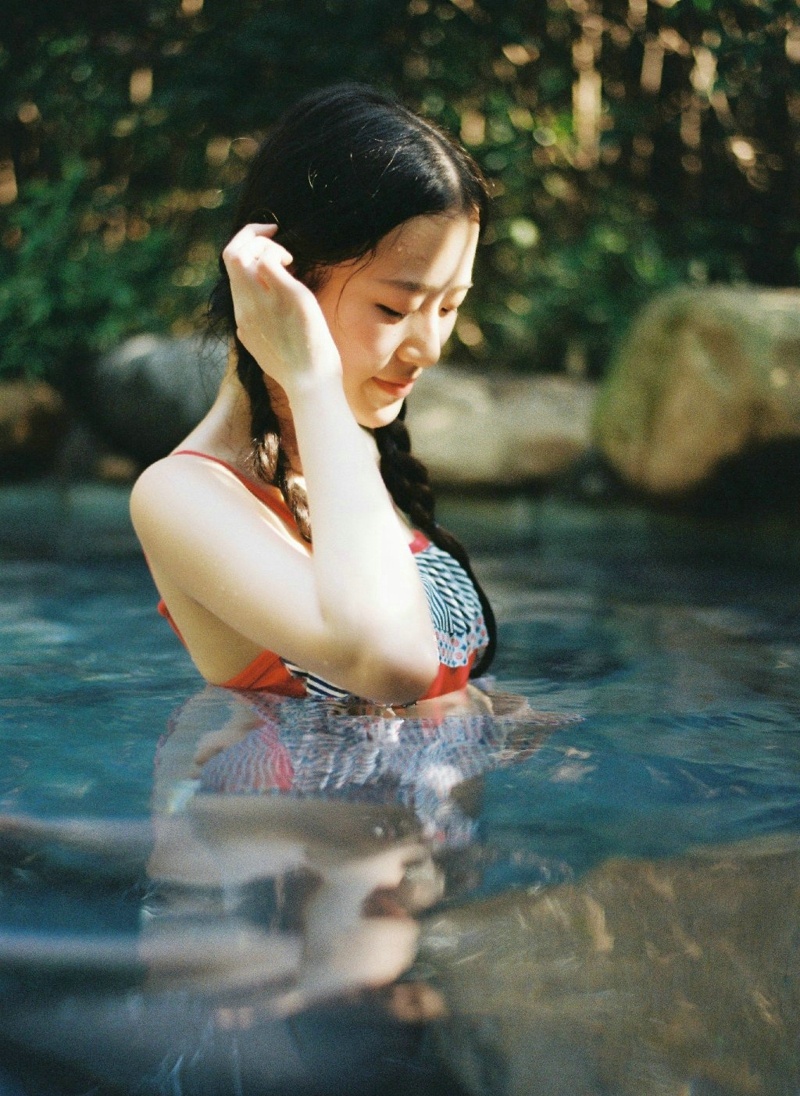 泳池内的可爱泳衣麻花辫姑娘活力写真集 @微相册 @微博摄影