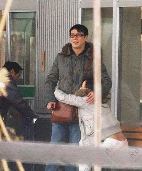 黎明乐基儿早年罕见亲密照曝光,俊男美女眼神宠溺甜到齁!