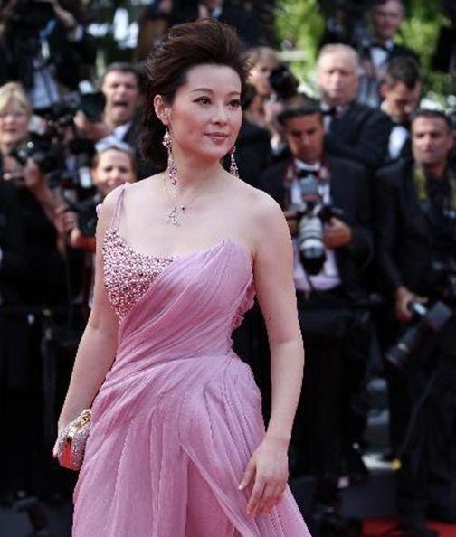 45岁袁立近照,因拍戏流产和老公离婚,如今留一生遗憾