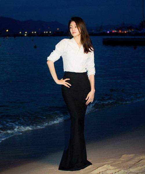 苗苗海边黑裤白衣照曝光，撞衫巩俐，网友：都没张国荣漂亮
