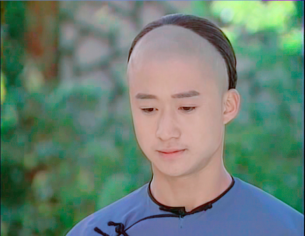 她曾和吴京相恋,后与富商恋爱多年被抛弃,如今50岁跑龙套度日