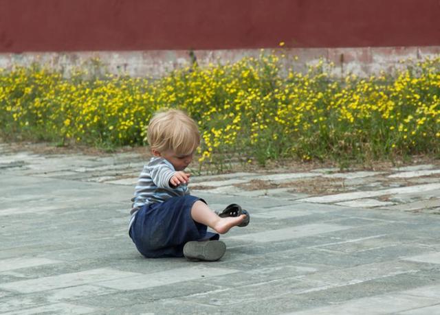 在孩子成长道路中难免不会出现磕磕碰碰的情况|摔跤|道路|成长_新浪