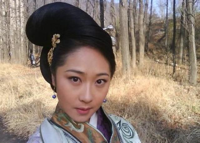 后来宋江到了清风寨投奔花荣,过元宵节,宋江去看花灯,被刘知寨的夫人