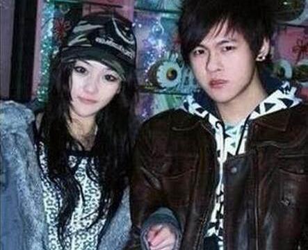 曝吴卓羲床照出名,抛弃李晨遭网友批,张馨予如今嫁给爱情