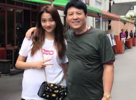 关晓彤显赫家庭背景遭扒!"京圈格格"的背景如此雄厚?
