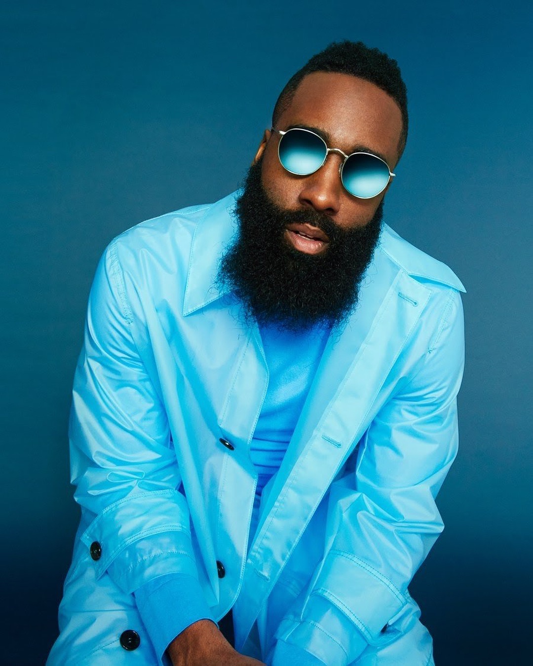 詹姆斯-哈登为《gq》杂志拍摄的写真,感受一下不一样的大胡子!