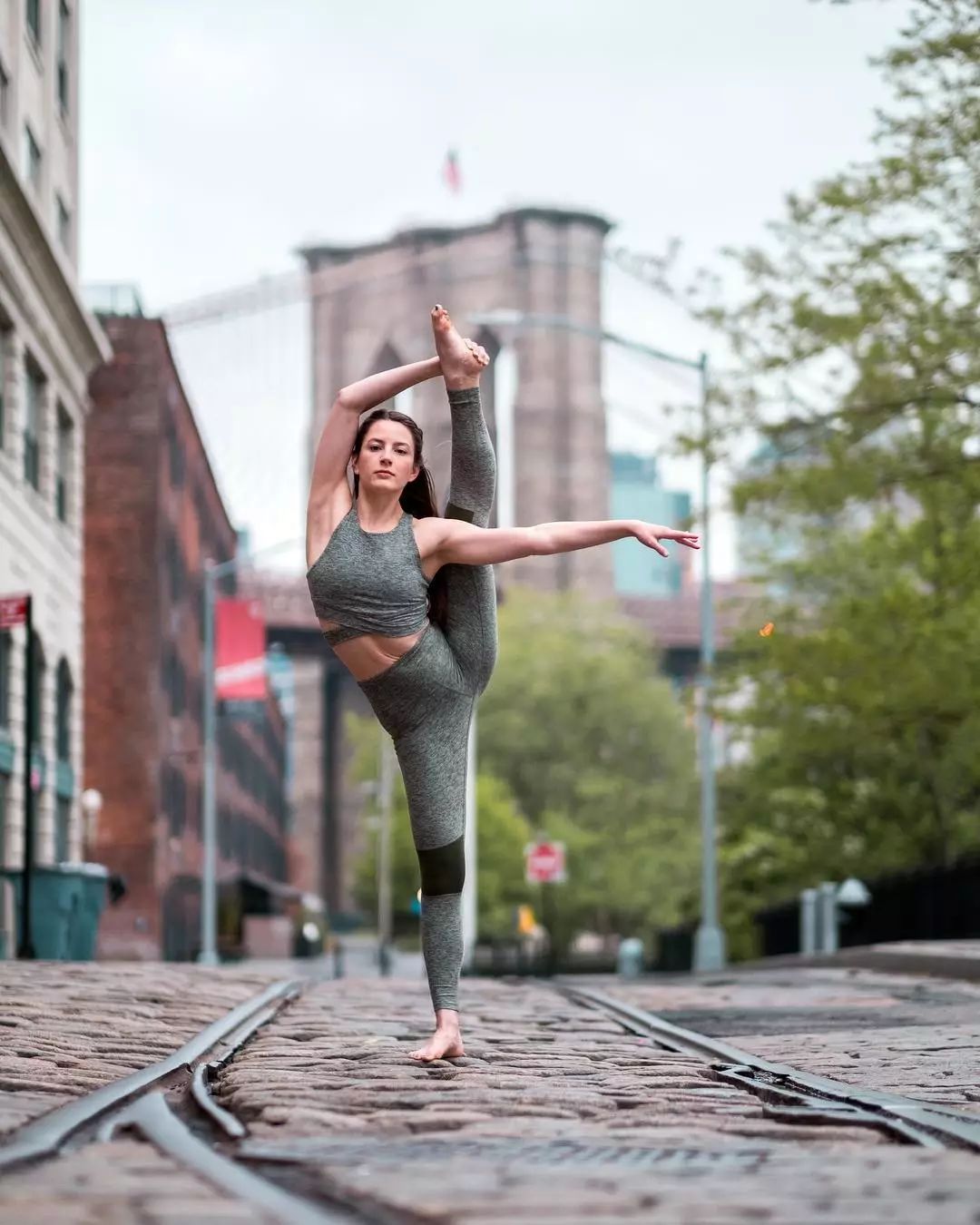 这个体式打开了我们双腿的经络,有着开胯的作用,同时增强我们的心肺