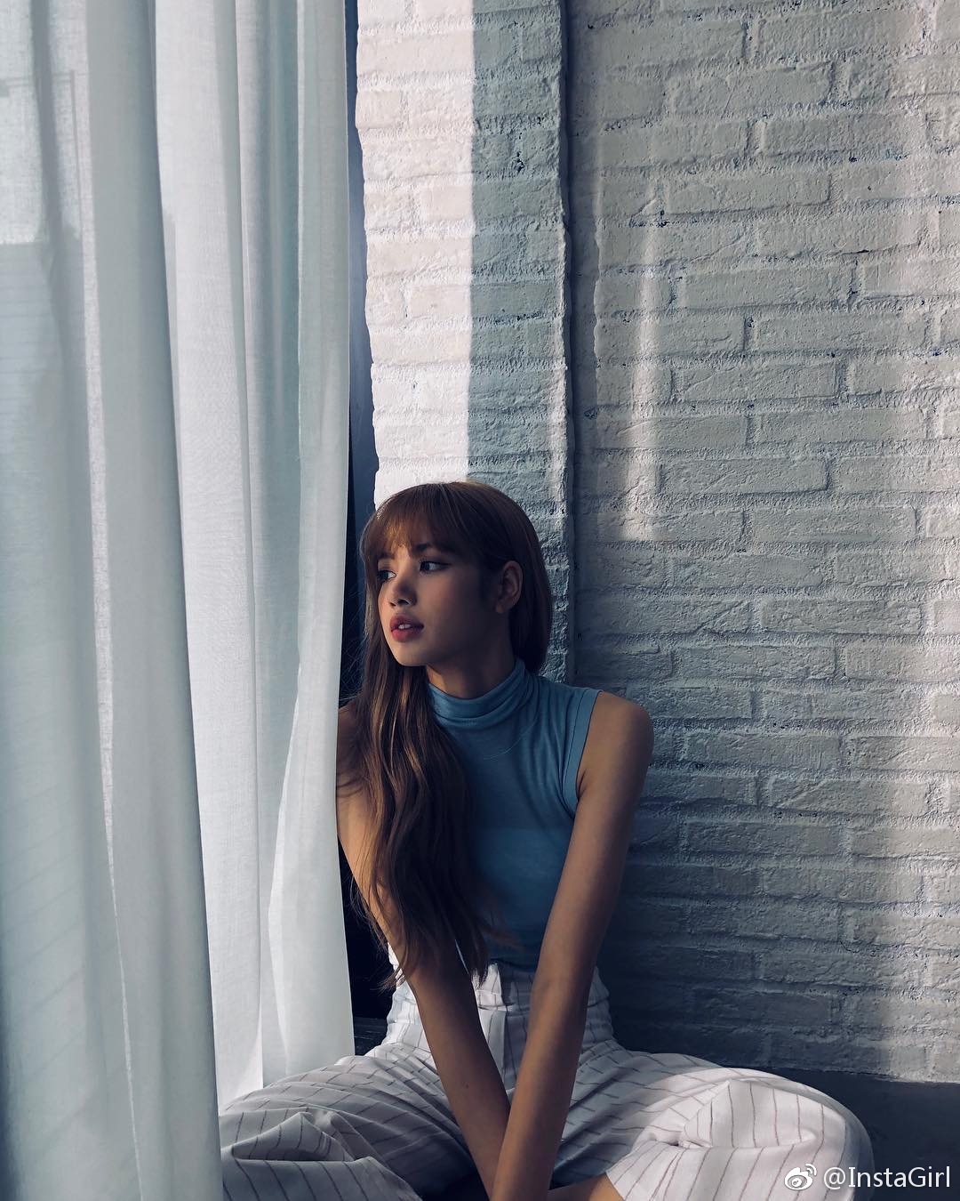 啊lisa真的好漂亮 四肢修长 肩膀又平又宽 头还这么小!