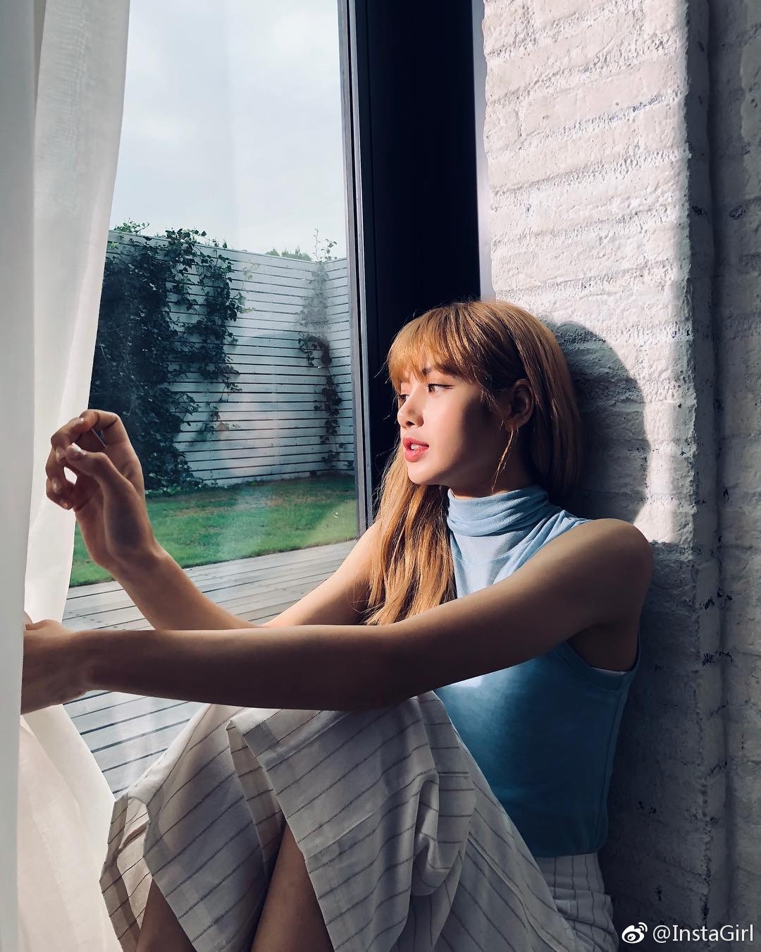 啊lisa真的好漂亮 四肢修长 肩膀又平又宽 头还这么小!