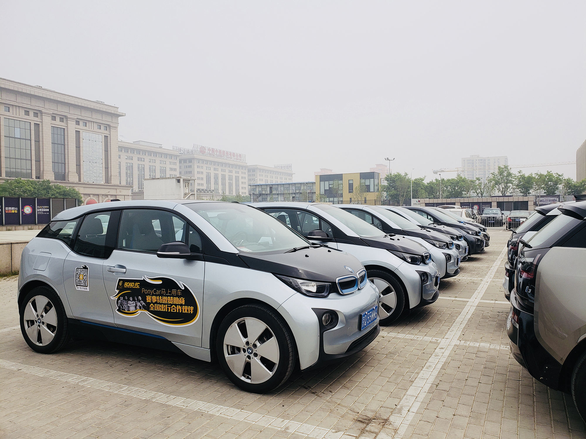 5月12日,北京五棵松体育馆场馆外,一列贴有ponycar