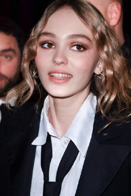 德普19岁女儿与甜茶街头热吻,老爸又陷"家暴风波"