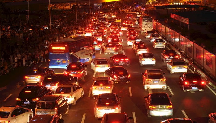 路上堵车太费油?学会这5个开车技巧省钱又省心