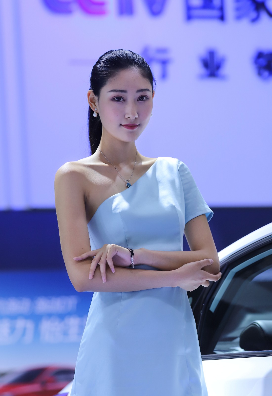 天津车展现场实拍:你喜欢看气质优雅,雍容华贵的车模吗?