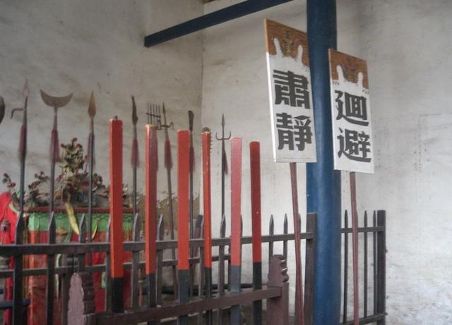 含涵历史古代衙门审案时衙役们拿的那根棒子是什么