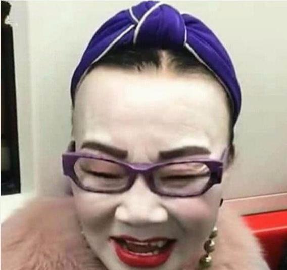 地铁老奶奶意外走红,在看到奶奶脸上的妆容,网友:这个厉害了