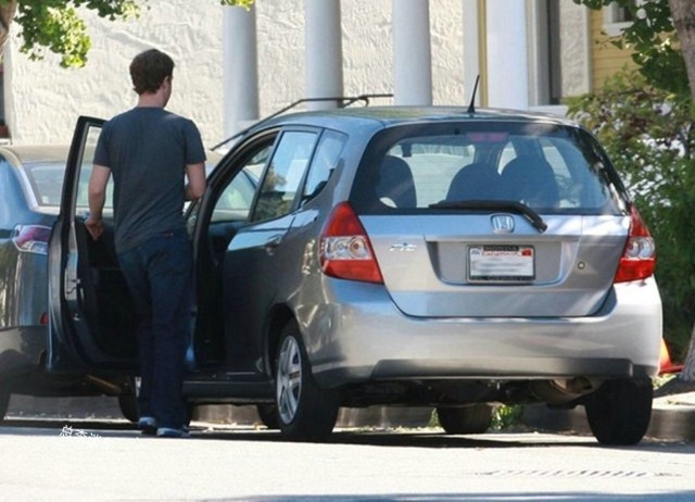 扎克伯格虽是全球顶级富豪,却一直很低调,他开飞度的时候,他的财富就