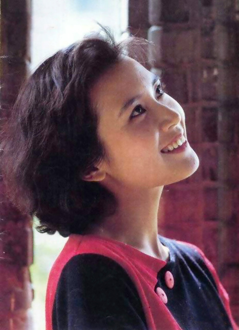 她是首届金鹰影后,丈夫受不了她拍戏致离婚,单身近30年美得从容