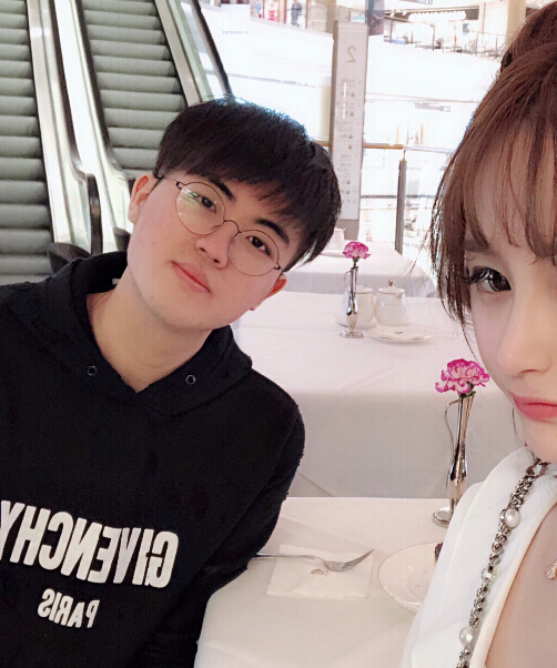 rng姿态被称作京城富少不是白吹的 这家境冷少见了也得服