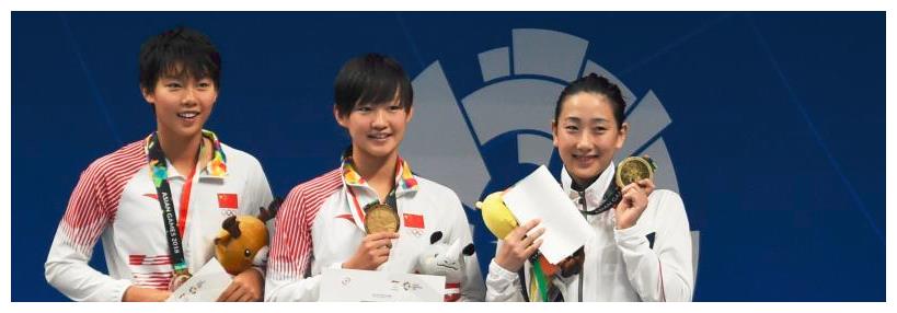 决赛开始后李冰洁出发50米后就排在了第1名,中国另一名选手杨浚瑄紧跟