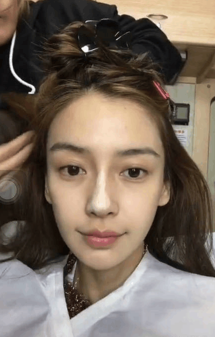 baby晒化妆无滤镜视频,但这不是真正的素颜吧?