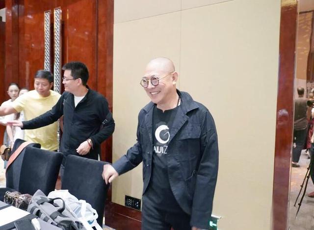 李连杰和鲁豫吃得好丰盛,网友:有一盘干脆叠在上面
