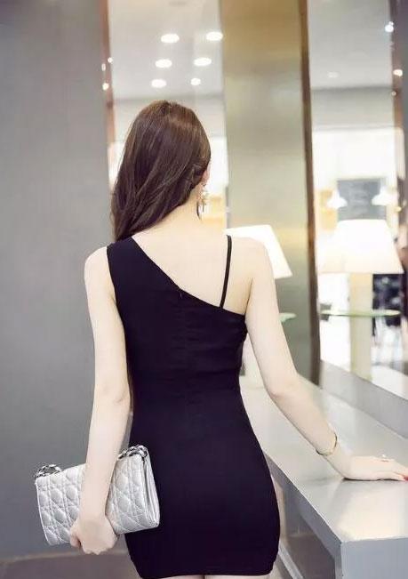 太赞了看女人穿上包臀裙迷人的背影有多美