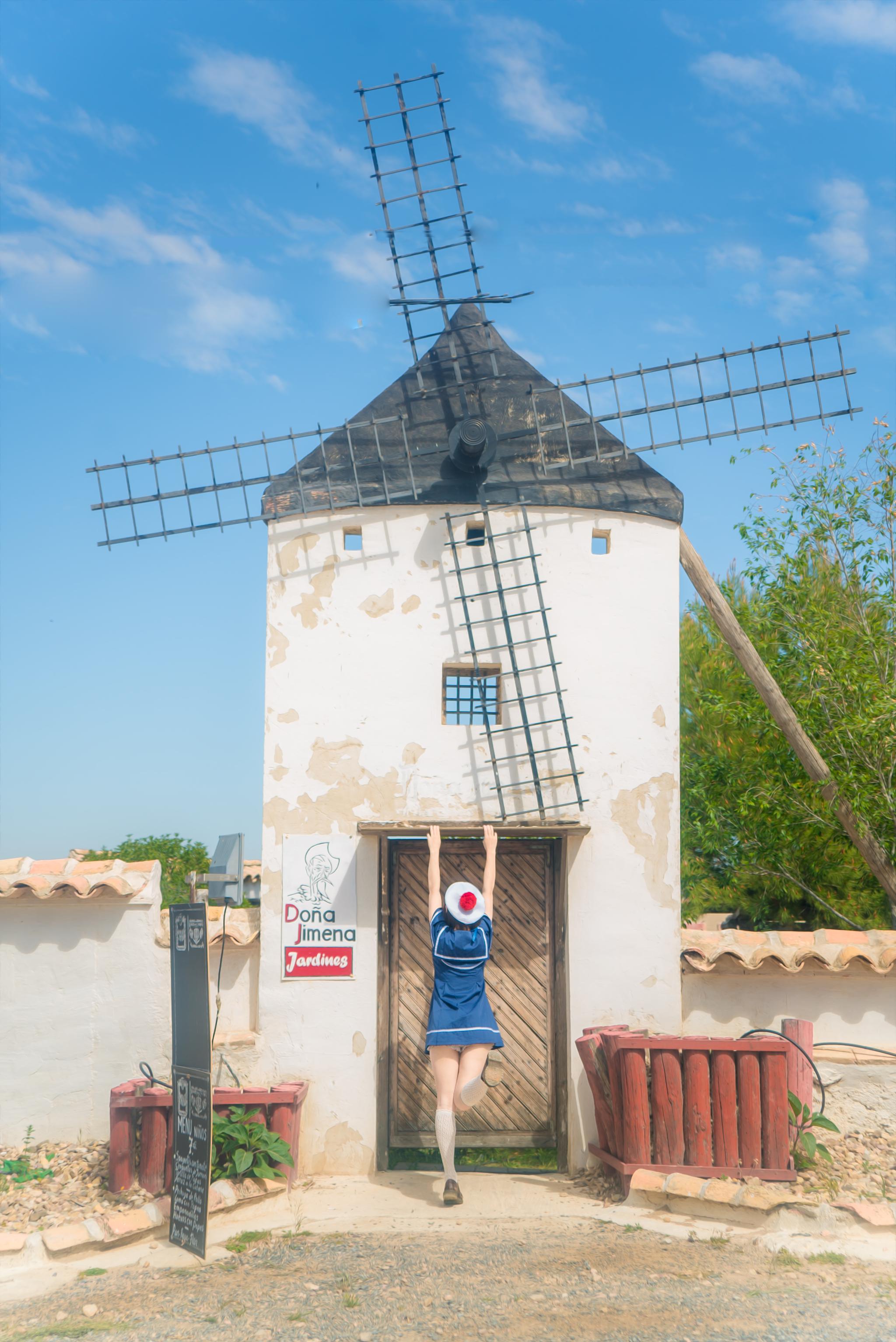 在风车小镇,要把帽子丢起来～出镜
