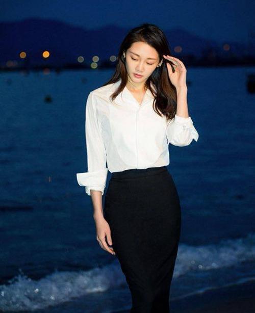 苗苗海边黑裤白衣照曝光，撞衫巩俐，网友：都没张国荣漂亮