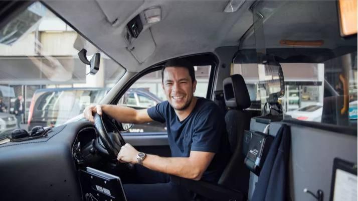 这一刻, 是属于伦敦黑色出租车司机的狂欢!