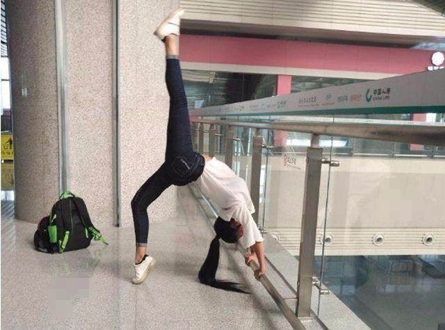 女大学生在火车站大秀一字马,这姿势我服!
