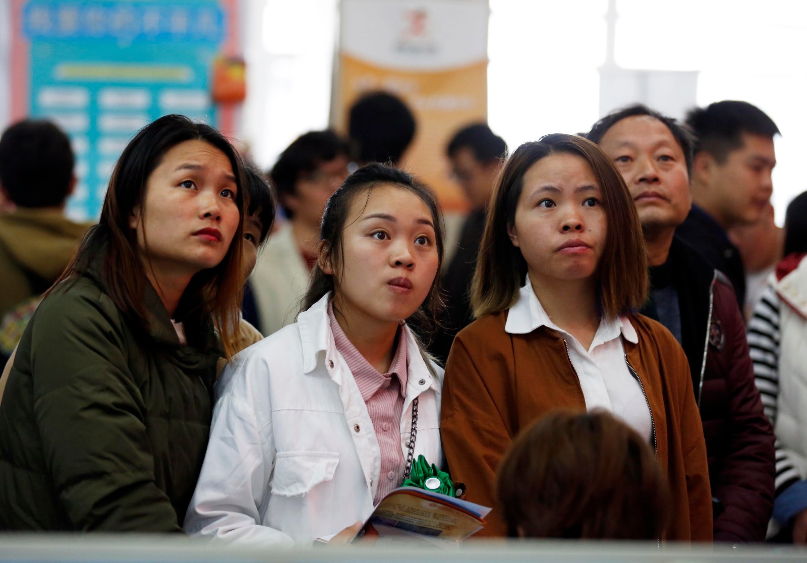 求职路上,他们渴望的眼神让人怦然心动|求职者|求职|眼神_新浪新闻