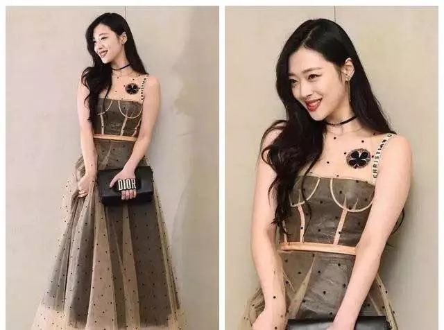 崔雪莉选择了搭配更为保守的抹胸皮裙.